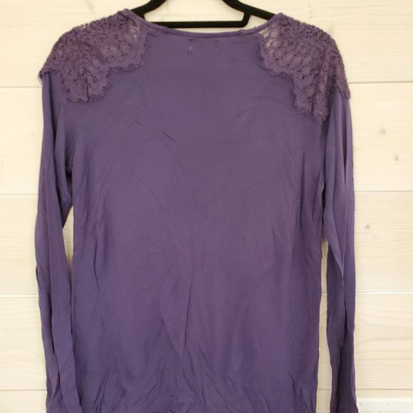 💥2/$30💥 Long sleeve shirt with lace shoulder - Picture 2 of 3